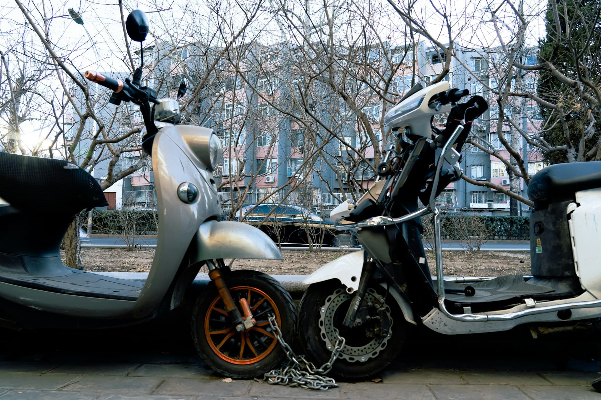 Showroom ortamında motosiklet ve el sıkışma detayı